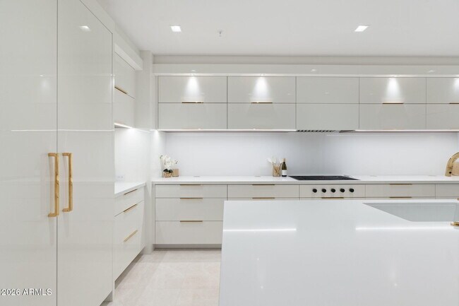 Building Photo - 6587 N Palmeraie Blvd