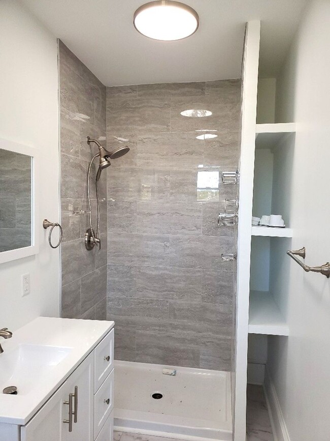 Building Photo - Beautiful 2BR/1BA Apartment with Utilities Included – Prime Downtown Location