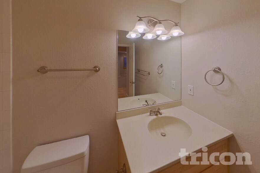 Building Photo - 656 Golden Eagle Dr