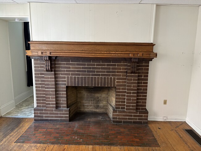 Building Photo - 423 6th Ave