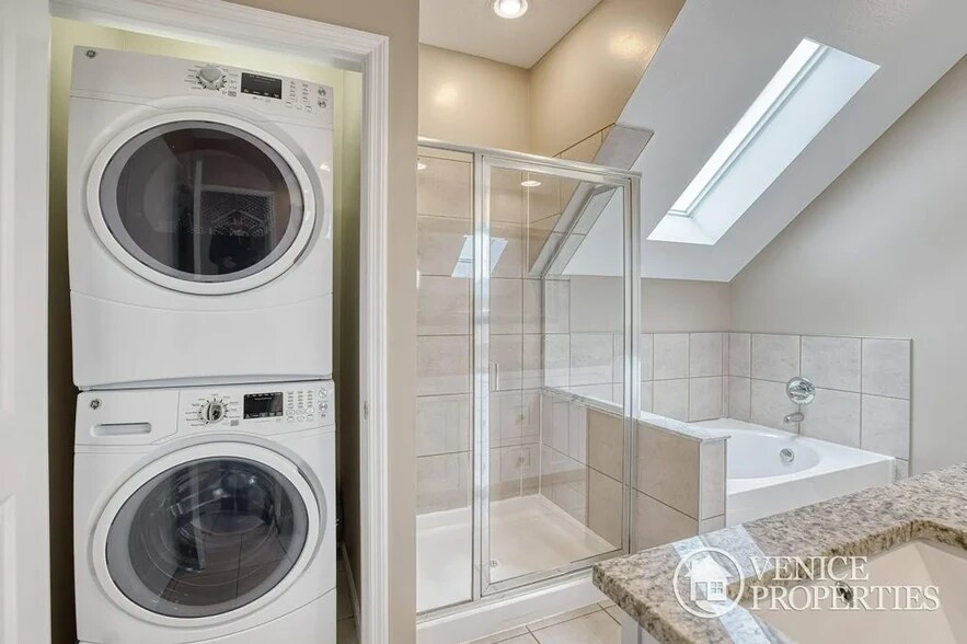Bathroom/Laundry - 1493 Chambers Rd