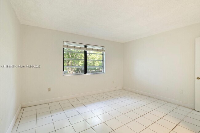 Building Photo - 6530 Lake Patricia Dr