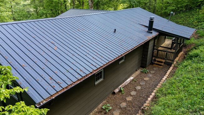 Building Photo - 3 Bedroom 2 Bath beautiful newly remodeled...
