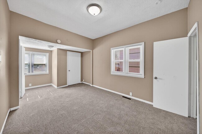 Building Photo - 2117 6th Ave