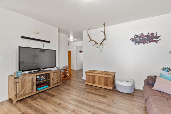 Building Photo - Great Three Bedroom Condo in Belgrade!