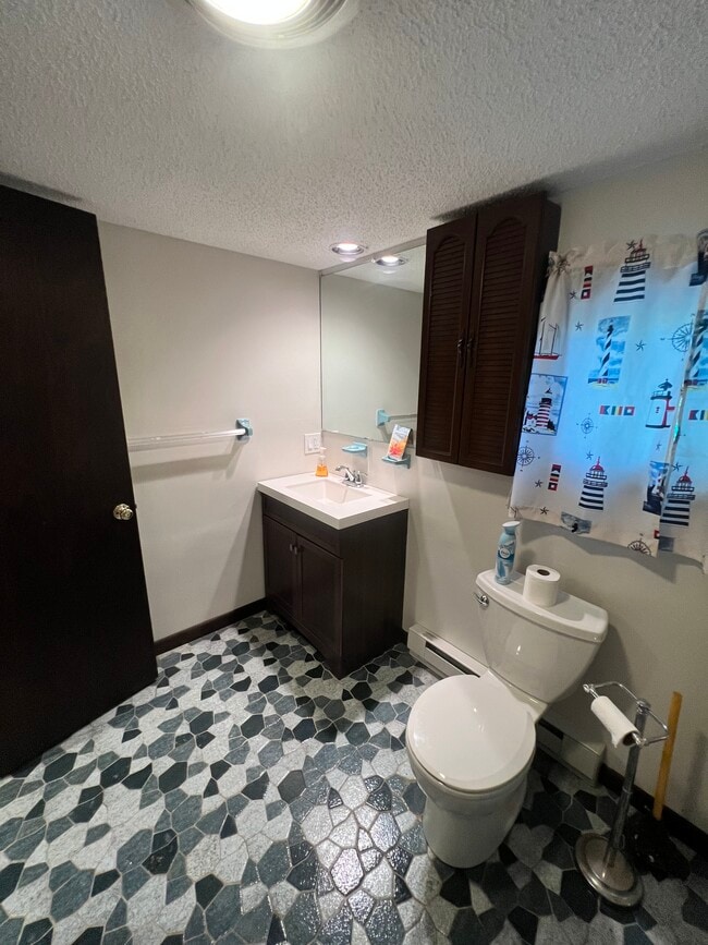 Building Photo - 39 Maple St