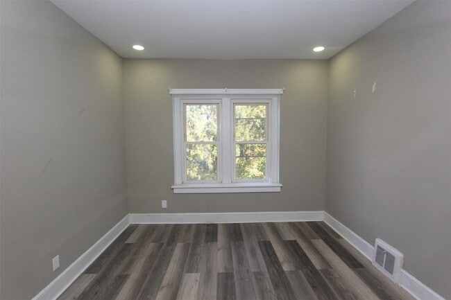 Building Photo - 12 George St