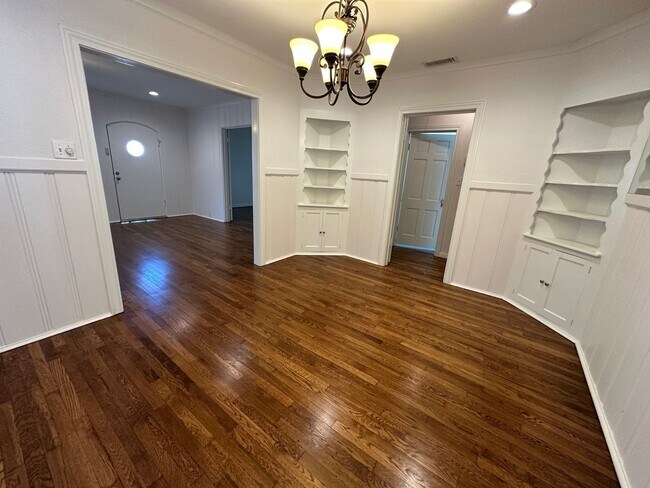Building Photo - Bluebonnet Circle Charmer