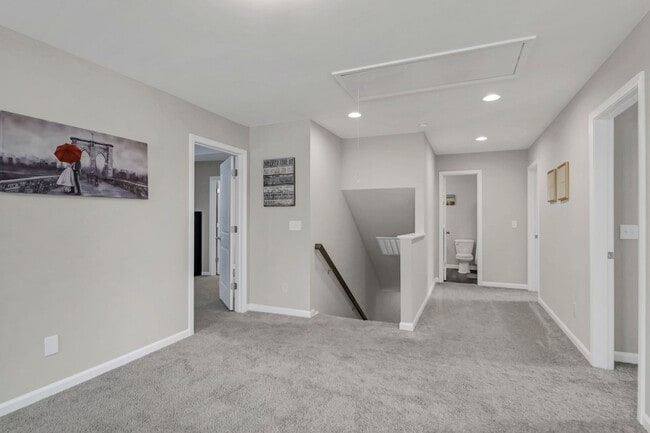 Building Photo - Spacious 5-Bedroom, 3-Bath Home with Modern Features in Elgin!