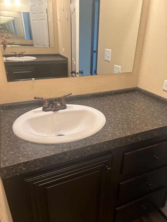 Building Photo - Nice 4 bedroom, 2 bath home with beautiful...