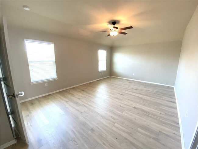 Building Photo - 215 Camellia Dr