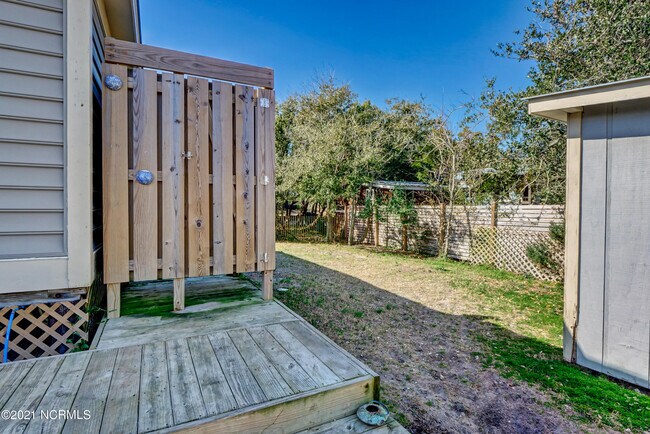 Building Photo - 2681 Island Dr