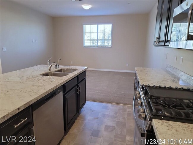 Building Photo - 3-BEDROOM TOWNHOME IN GATED NORTH LAS VEGA...