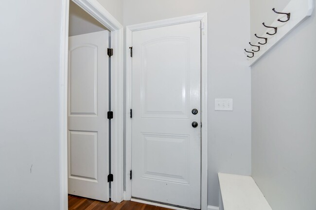 Building Photo - Beautiful 4 Bedroom in Great Neighborhood!