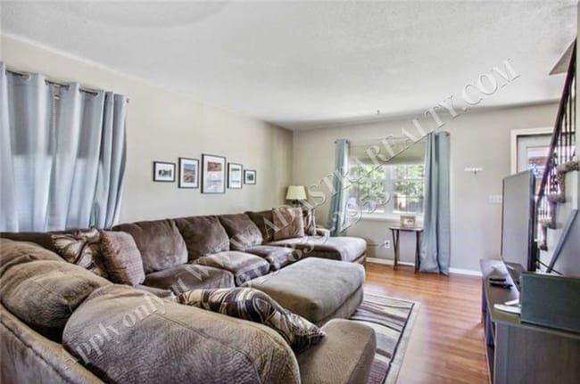 Building Photo - Updated 3Bed/2.5 Bath Duplex in Gladstone-...