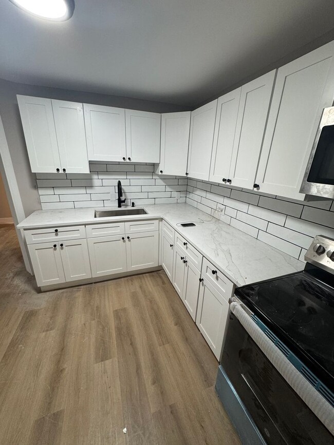 Building Photo - Spacious 6 bedroom - **1 MONTH FREE RENT**