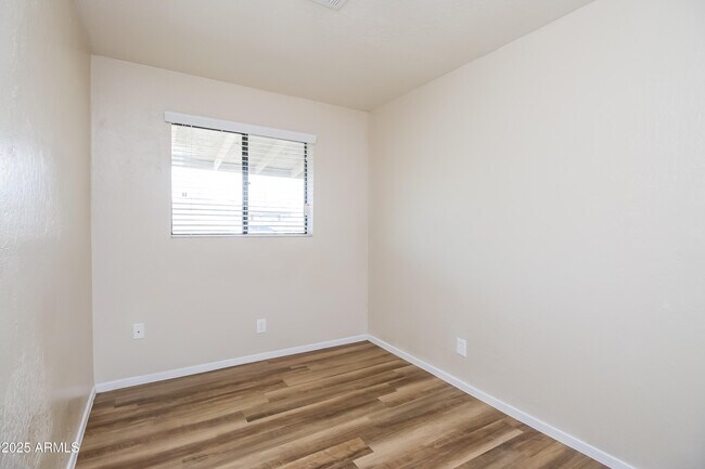 Building Photo - 1629 E Violet Dr