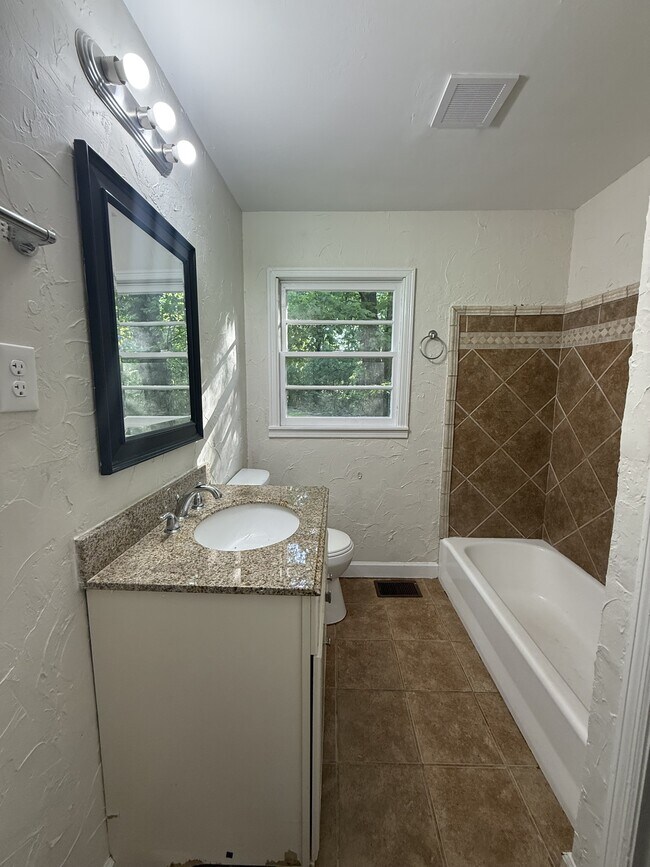 Building Photo - 424 Tupelo Way