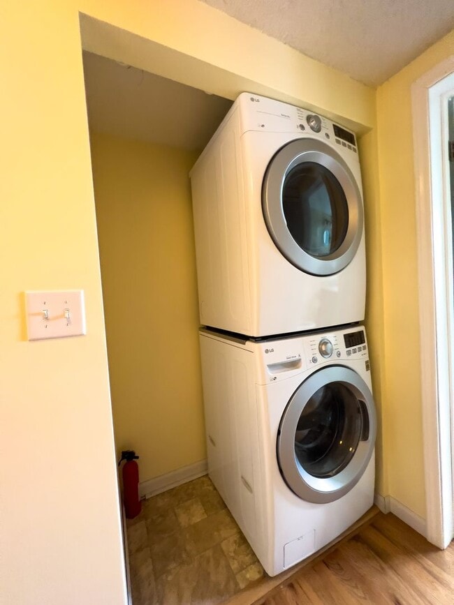 Building Photo - Country living 5 bed w/RV parking and 3 car garage!