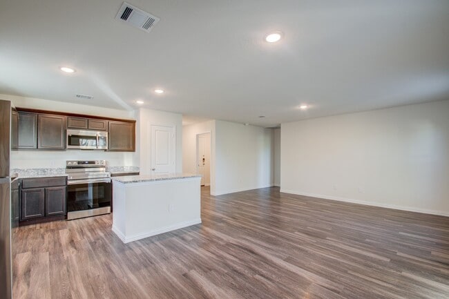 Building Photo - 6202 N Wayside Dr