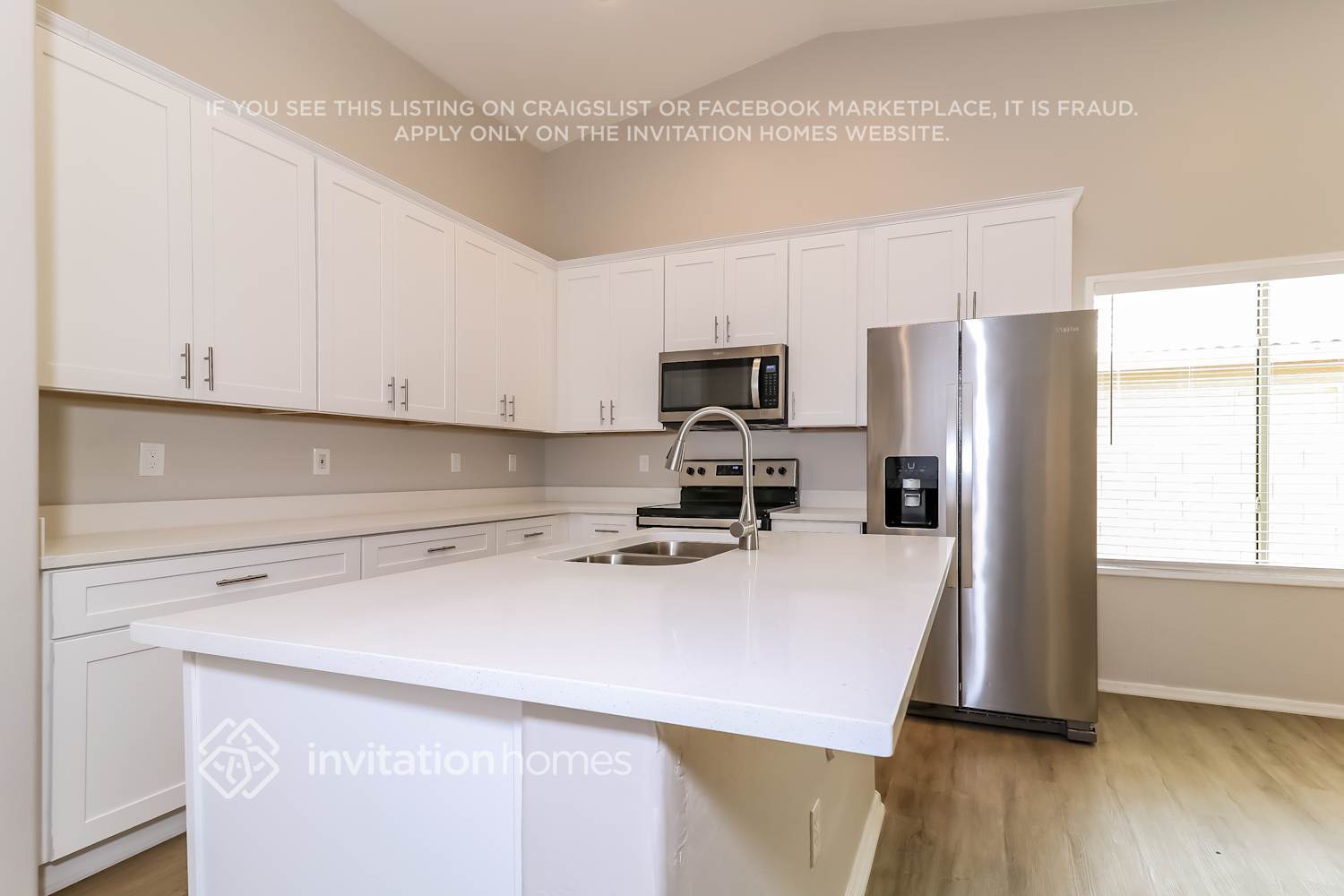 Building Photo - 10613 W La Reata Ave