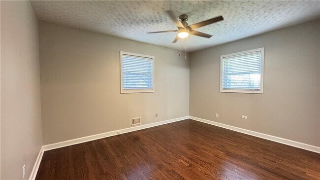 Building Photo - 552 Sybil Ln SE