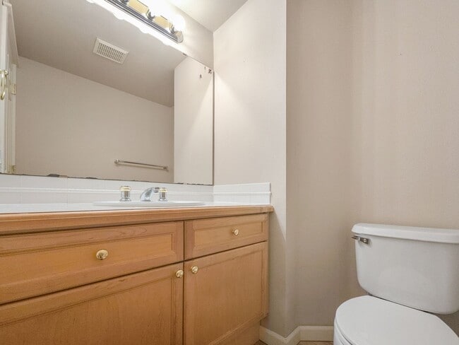 Building Photo - Comfortable 3-Bed End Unit Townhome Near F...