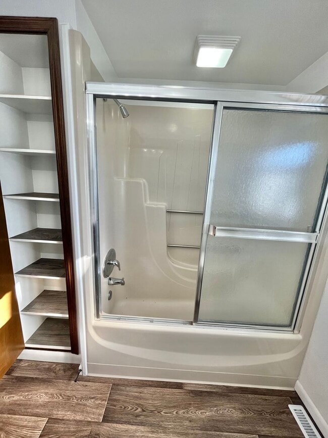 Building Photo - 3 Bed/2 Bath Lakefront Rental Home in Sioux Falls!