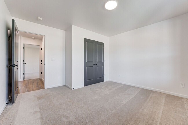 Building Photo - Brand New Home In Mustang!