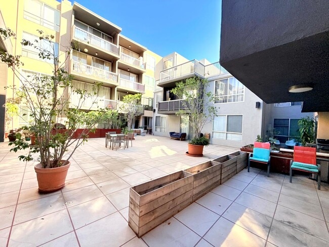 Building Photo - ***MOVE-IN SPECIAL 2 WEEKS FREE RENT***Beautiful Renovated Spacious Courtyard One Bedroom with pa...