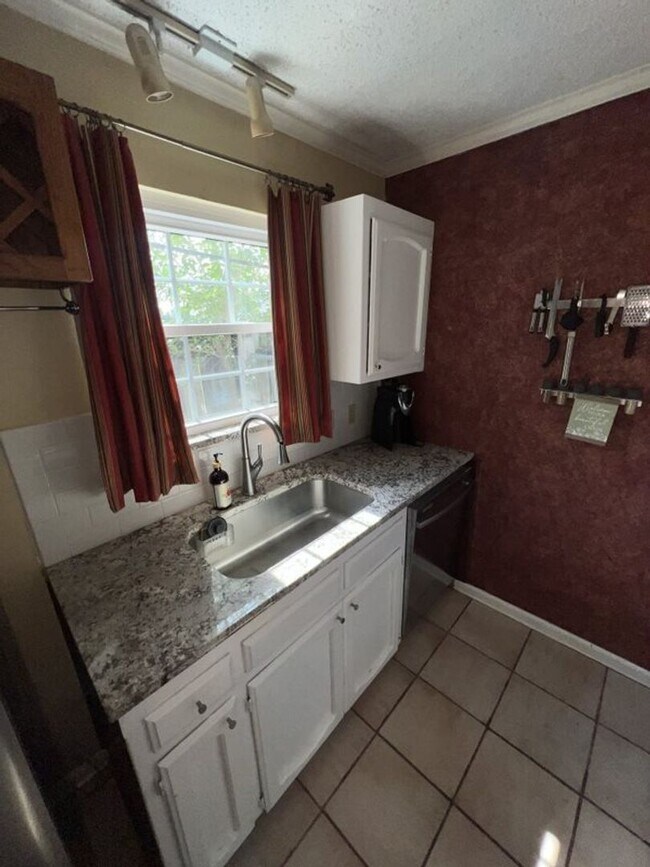Building Photo - Beautiful 2 Bed, 2.5 Bath townhome on Jefferson Hwy