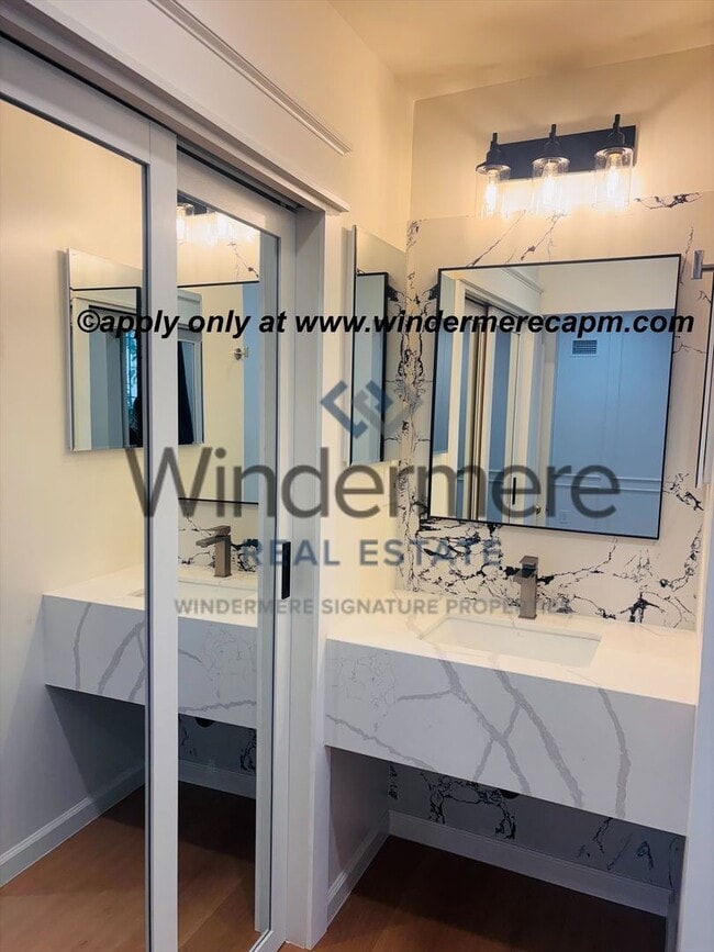 Building Photo - Beautifully Remodeled 2 Bed/2 Bath Duplex- in desirable location Downtown Sacramento!!