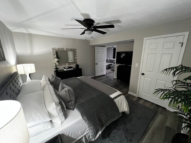 Building Photo - beautiful updated large home