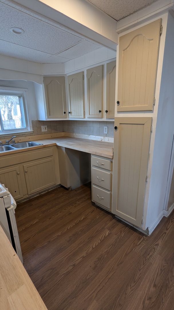 Building Photo - Discover this well-maintained 3-bedroom, 1-bath home in Akron