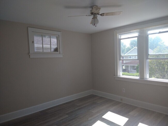 Building Photo - 206-208 N Harris Ave