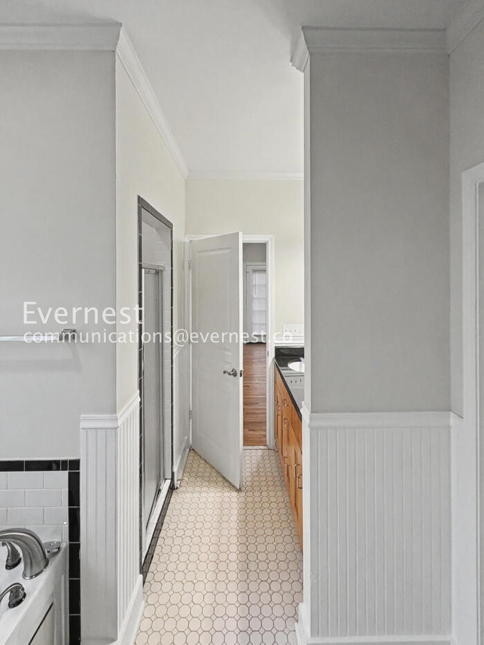 Building Photo - 915 Paoli Ave SE