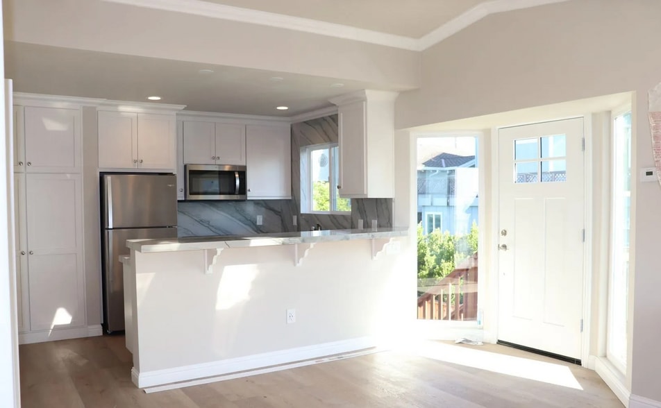 Building Photo - 902 W Cliff Dr