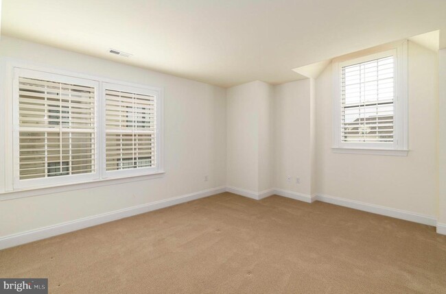 Building Photo - 6098 Creekside Dr