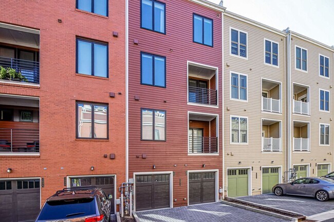 Building Photo - Updated 3br/2.5ba Condo Townhome Alexandria Walk to Metro