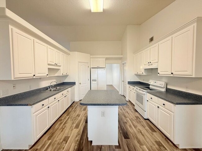 Building Photo - 7945 Amethyst Dr