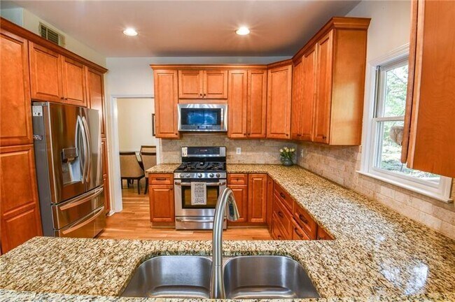 Building Photo - 1865 Oak Tree Hollow