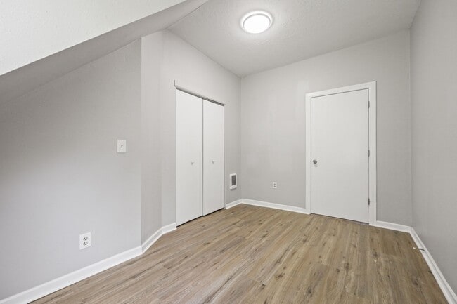 Building Photo - Victorian-style apartment available in the serene SW Hills