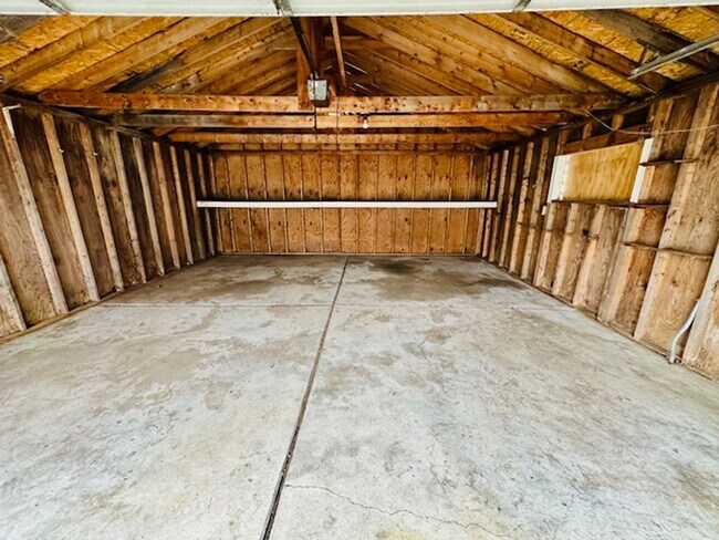 Building Photo - 3 Bedroom 1 Bath For Lease Section 8 Ready