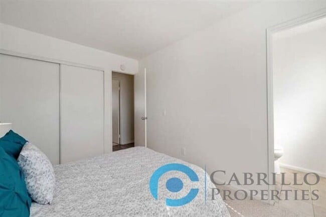 Building Photo - 4523 Winona Ave