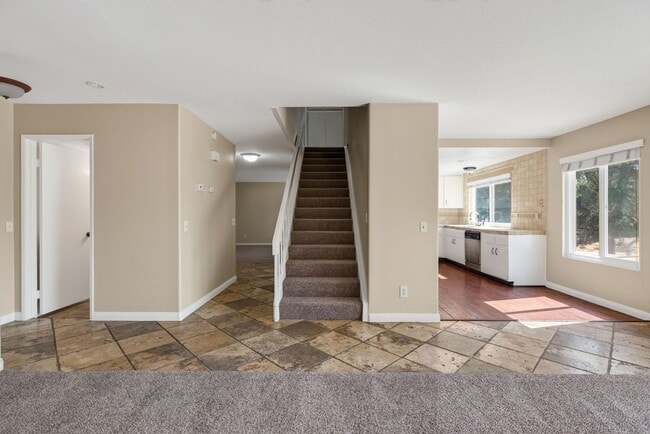 Building Photo - Canyon Crest Home