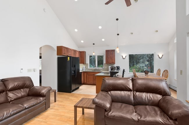 Building Photo - SEASONAL RENTAL