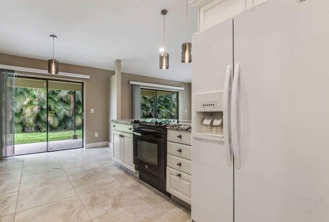 Building Photo - 2713 Yarmouth Dr