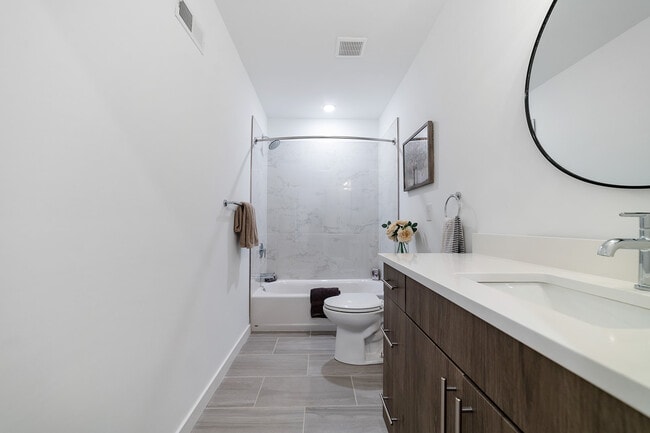 Building Photo - Kensington Court Flats