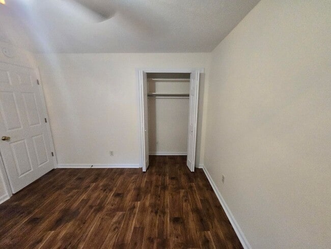 Building Photo - **Charming 3-Bed, 2-Bath Duplex Apartment with Spacious Garage and Large Back Porch**