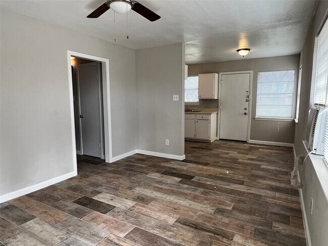 Primary Photo - 8713 Peachtree St